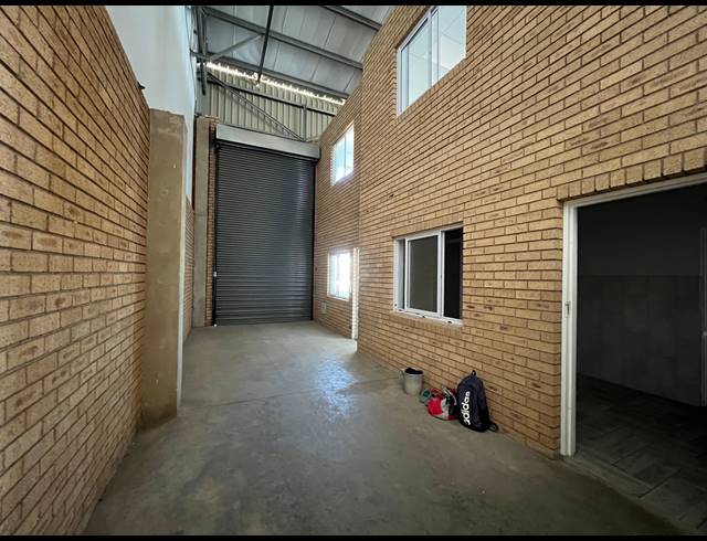 585M² WAREHOUSE TO LET IN LASER PARK